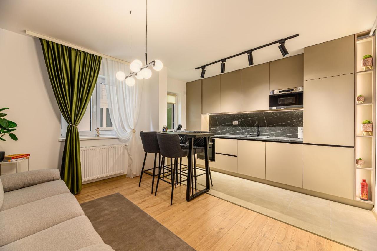 Green Wood Apartment Brasov Bagian luar foto