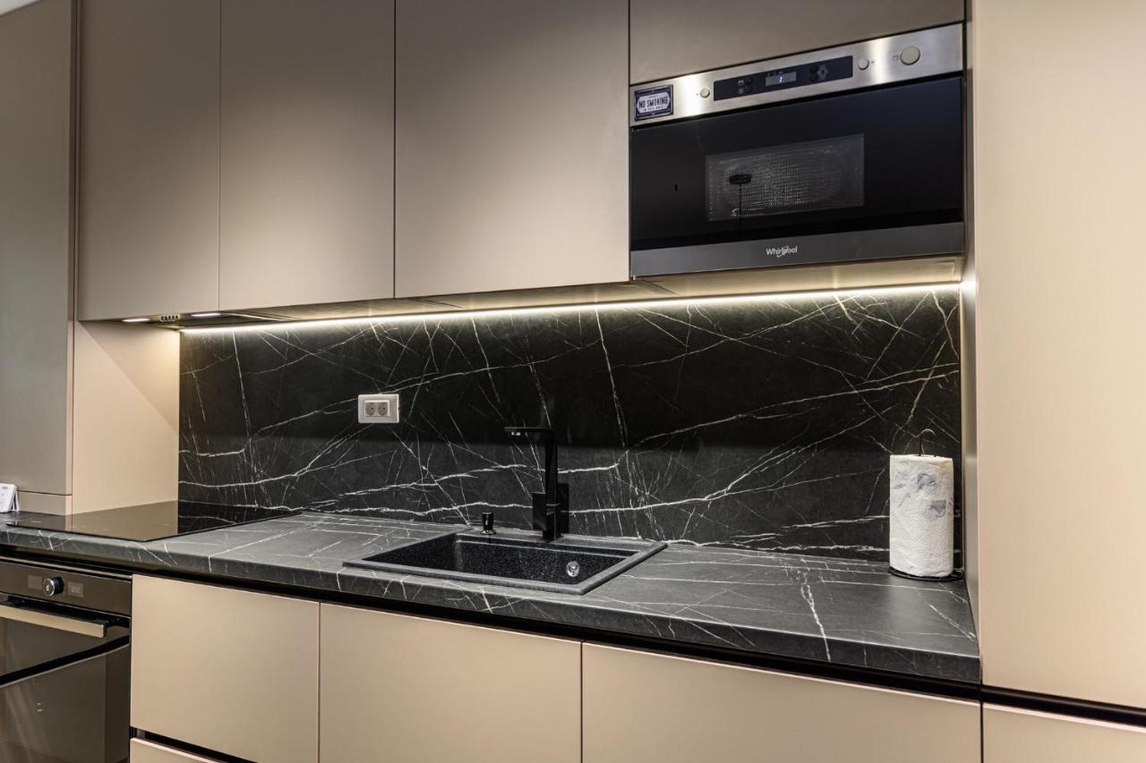 Green Wood Apartment Brasov Bagian luar foto